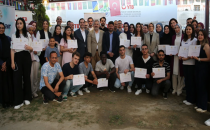 Edirne Uluslararası Öğrenciler Akademisi'ni başarıyla bitiren öğrenciler mezuniyet sevinci yaşadı